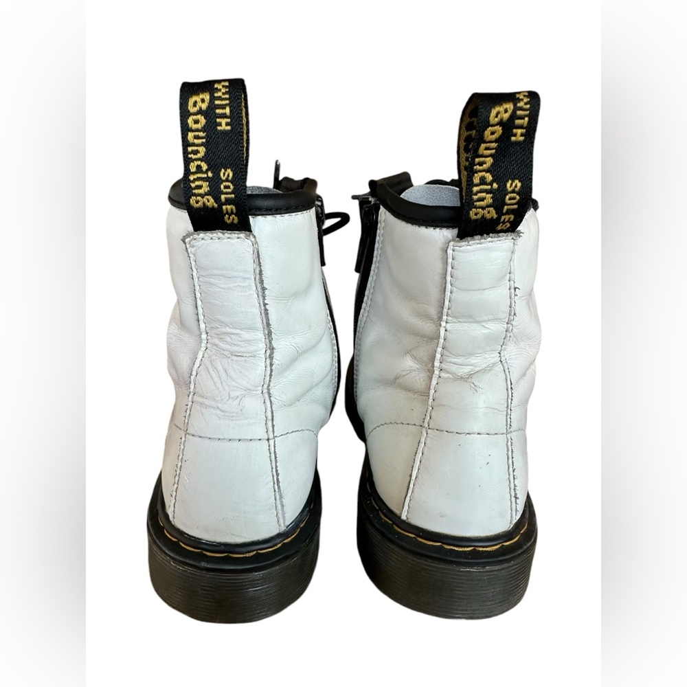 Vintage Dr. Martens Women White Combat Boots Lace Up Size 5 Scuffed B6 - Picture 2 of 8